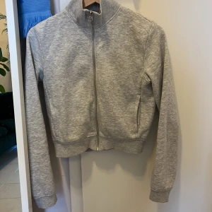 Weekday sipp shirt  - Välldigt fint skick inga skador. Köpt för 199 kr.  Med en fin krage som man kan vika up och ner. Den är också kroppar vid midjan som ger en fin siluett. 