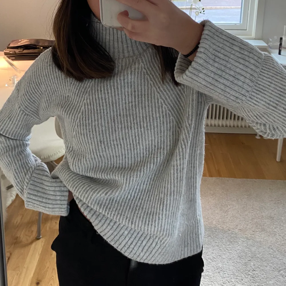 Jättemysig stickad tröja från Pernilla Wahlgrens kollektion🥰Använd ca 4 gånger och i bra skick! Väldig bra material och välgjord! 💗 Skriv gärna vid frågor!. Stickat.