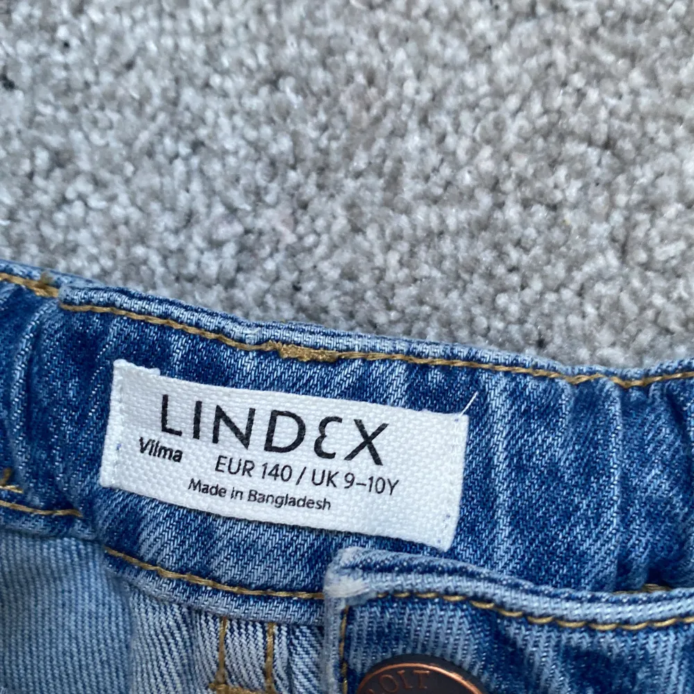 Hej! Jag säljer dessa jeansen pga att de är för små. De är från Lindex och jag tror vi köpte de för 300kr men jag säljer de för 95kr (priset kan alltid diskuteras). De är i strl 140 och jag har använt de ganska mycket. TRYCK INTE PÅ ”KÖP NU” 👍🏻❤️. Jeans & Byxor.