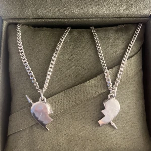 Marianilsdotter halsband  - Säljer dom här jätte fina marianilsdotter halsbanden i längd 45 som inte kommer till användning längre, man kan köpa båda halsbanden samtidigt för 2200 eller köpa ett av halsbanden för 1300🥰