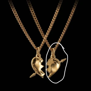 SÖKER!! Maria nilsdotter halsband - Söker den högra delen av detta maria nilsdotter halsbandet. Helst i guld men silver funkar👌