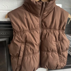 Vår väst - En brun väst från h&m i storlek S, använd fåtal gånger. Så fin nu till våren och även varm 