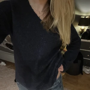 Blå stickad tröja  - Säljer den här marinblåa stickade tröjan i mysigt material i mycket fint skick!