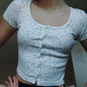 Brandy melville topp - Super söt topp från Brandy melville! Fint skick då jag inte har fått särskilt mycket användning för plagget <3