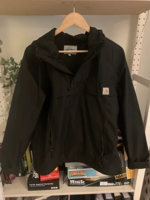 Carhartt anorak - Svart carhartt anorak som är använd en höst. Storlek M men börjar bli för stor för den så passar på att sälja.