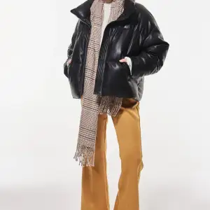 Säljer nu den här jackan ifrån Gina tricot ❤️ köpt för 1,5 år sen. Har ingen användning för den. Nypris 800 kr 