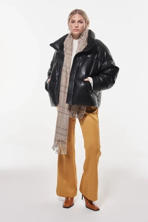 PU PUFFER JACKET - Säljer nu den här jackan ifrån Gina tricot ❤️ köpt för 1,5 år sen. Har ingen användning för den. Nypris 800 kr 