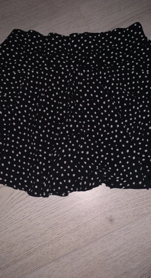 Kjol - säljer denna kjol då den är lite för liten för mig. Den är väldigt fin och har även shorts som sitter ihop med kjolen. Den är väldigt bekväm och perfekt för sommaren. Hör av er vid intresse 