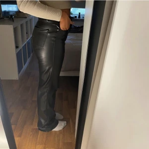 Skinnbyxor - Säljer nu mina fina skinnbyxor från zara! Dom är as snygga och nästan helt oanvända. Säljer då dom inte kommer till användning. Nypris 400kr! Storlek 38 men dom passar även 36 och 40 då dom är väldigt stretchiga❤️första två bilderna är lånade 