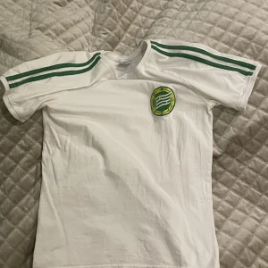 Hammarby t shirt - Hammarby supporter T-shirt med retrologgan och sträck på ärmarna Storlek S men skulle säga att den passar xs  Bra skick trots använd 