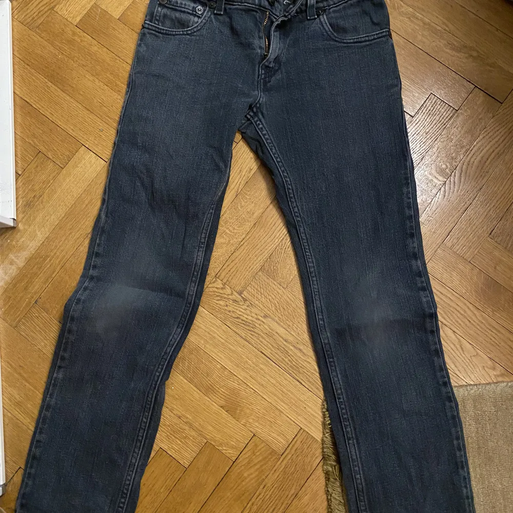 Ett par Levis jeans köpta second hand! Säljer för att de är för små, jag är 160💗 Kontakta för mer exakta mått på jeansen . Jeans & Byxor.