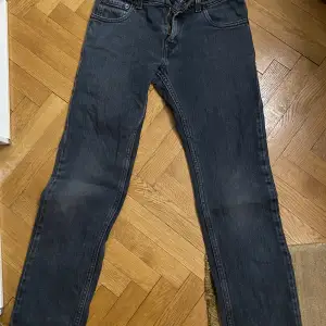 Ett par Levis jeans köpta second hand! Säljer för att de är för små, jag är 160💗 Kontakta för mer exakta mått på jeansen 