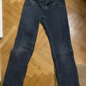 Levis jeans - Ett par Levis jeans köpta second hand! Säljer för att de är för små, jag är 160💗 Kontakta för mer exakta mått på jeansen 