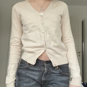 Söt kofta - Jättefin kofta, bra skick. Fraktar (vikt ~ 150 g) eller möts upp i TC. [reupload]