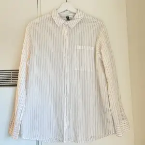 Kritstrecksrandig oversized skjorta. Från H&M. Fint skick. Sparsamt använd. Lätt att klä upp eller ned!