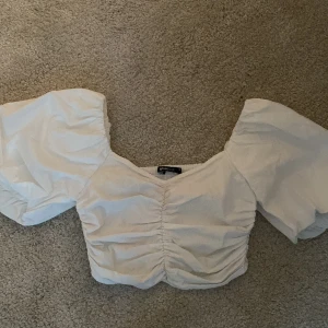 vit topp 💗 - säljer denna söta fina topp från ginatticot då den är för liten för mig 💕 jag köpte den för nåt år sen men den är i fint skick !💗 kontakta mig för intresse eller fler bilder 💝