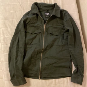 GRÖN OVERSHIRT - Säljer min olivgröna overshirt från zara. Köpte i höstas, har använts lite men i bra skick. Nypris 500 säljer för 300. Storlek S