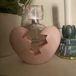 Parfym  - Säljer denna söta ariana grande parfymen då den inte passar min smak. Den är 100 ml men då den är använd finns den mer än hälften kvar iallafall asså 50 ml o lite till. Säljer denna för 100 kr o tar emot pris förslag. Köp gärna genom köp nu!🫶