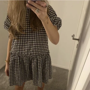 Rutig klänning - Lånad bild. Jättefin klänning i svart o vit som är jättefin på sommarn eller till ett par svarta strumpbyxor nu under vintern. Nypriset är 400kr och det är barnstorlek 140, men jag som är en xs-s kan ha den. Passar någon som är runt 165🥰från h&m 