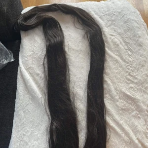 Löshår  - Löshår ej äkta hår man fäster fast de med en tofs eller klämma och flätar på de med sitt egna hår 80 cm långt hår 