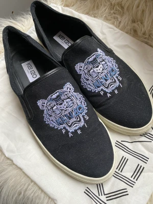 Kenzo slip on - Kenzo stl 44 Använda en kort stund 