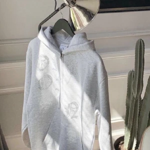 One of one hoodie  - Säljer min one of one hoodie för den ej kommer till användning! Pris går att diskutera. Frakt ingår ej.