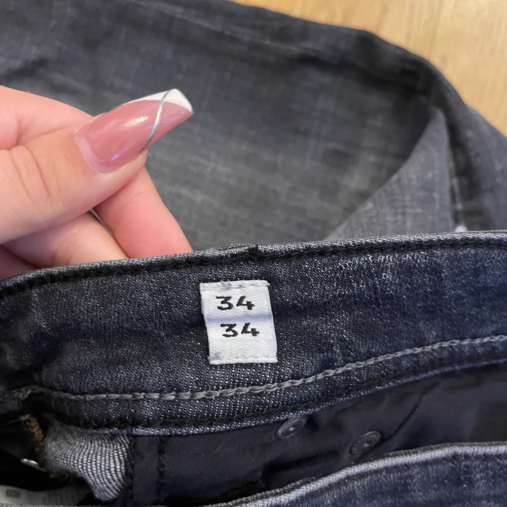 Jättefina killjeans. Inte alls använd jätte många gånger men säljs för att de är för små i storleken för honom. Tveka inte att höra av dig vid intresse . Jeans & Byxor.