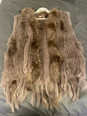 Pälsväst, äkta päls, strlk s/m - Pälsväst från Tessie med äkta päls, köpt för några år sedan för 2000kr och använd några gånger, säljer för 600kr