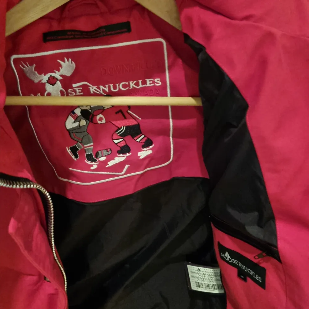 Säljer min helt nya Moose Knuckles jacka, i färg röd. Det är en A kopia.  Storlek L dam modell. . Jackor.