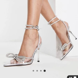 Public Desire-Midnight- silverfärgad klackskor med rosett i strass - Användes en gång. Kan inte riktigt gå i klackar, så säljer det till nån som kan använda dem. 