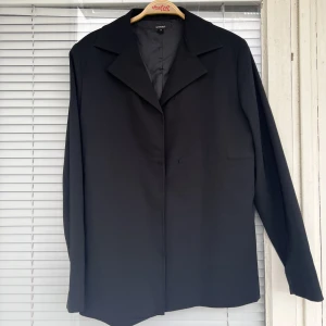 Blus/topp - Tröja från B-Young, perfekt skick. Säljes då jag rensar min garderob. Strl: 36. 