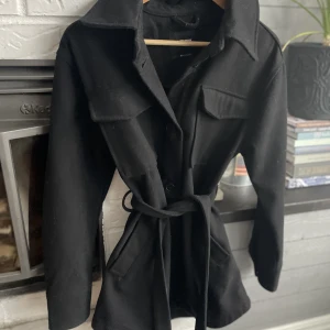 Kappa- Bikbok - En kappa från Bikbok, i storlek xs Så fin och enkel. Du kan ha den till allt