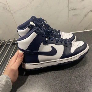 Nike Dunk High Navy - Knappt använda Nike dunks i jätte bra skick storlek 43, äkta köpta från soleplus! Skorna skickas spårbart och kan sänka priset vid snabb affär!