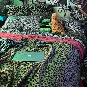 SÖKER  - 💕💕Söker sängkläder i den här stilen.  Mycket leopard, zebra, ros/svart, hello Kitty. Skriv om ni vart man kan få tag på det eller om ni säjer💕💕