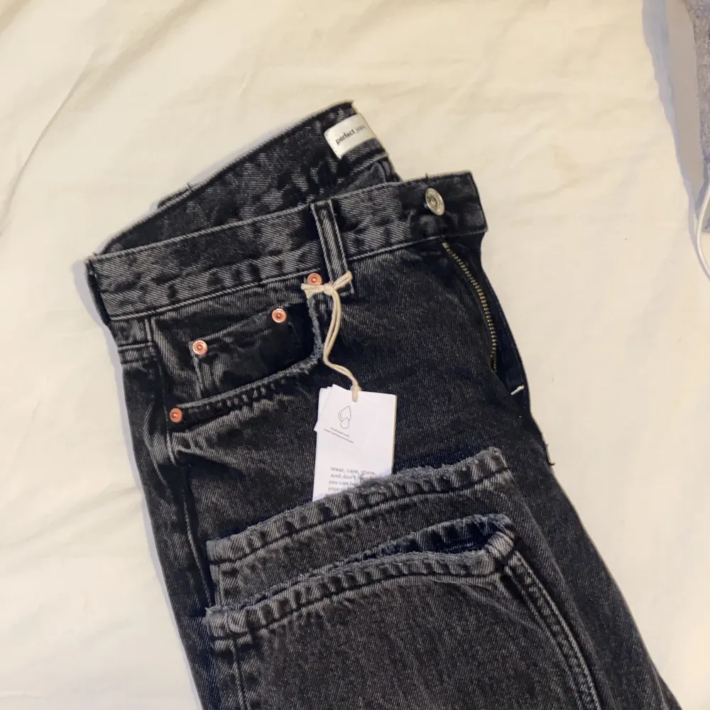 Low waist straight jeans, aldrig använda, säljer för tänkte byta men de gick inte, stl 34, nypris 499 säljer för 300. Jeans & Byxor.