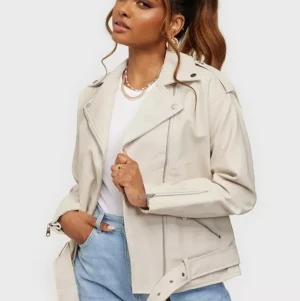 Beige skinnjacka - Supersnygg skinnjacka från Nelly! Perfekt färg till både våren och hösten. Nellys bästsäljande skinnjacka. Använd max fyra gånger