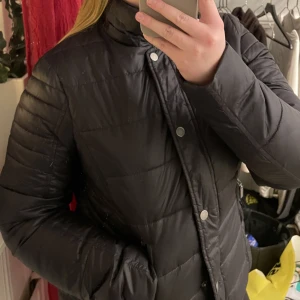 Svart jacka  - Superfin jacka från LIVELO designed in Sweden, storlek 42 men skulle säga att det är en 38☺️