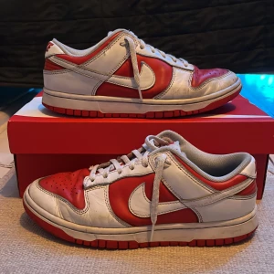 Nike dunk low championship red - Tjena, säljer mina skor som jag har använt sjukt mycke och vill nu sälja, dem e väldigt creasade och helt okej skick annars, låda följer med som du ser på bilderna, startbud är 350kr, lycka till!