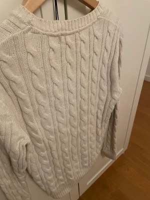 Stickad tröja  - ribstickadtröja i vit färg. Använd fåtal gånger och är inte sliten. Storlek S. Pris kan diskuteras. 