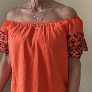 Topp  - Somrig off shoulder tröja med svart detaljer på ärmarna 