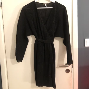 Glittrig klänning - Jättefin glittrig klänning från H&M. Endast använd två gånger! Sitter jättefint på. 