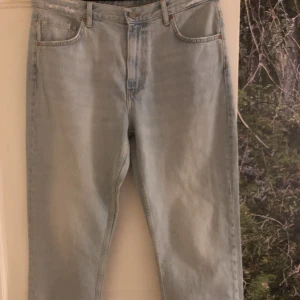 Oanvända jeans  - Riktigt snygga aldrig använda jeans.  Köpta på BikBok. Storlek 44. Nypris 599kr mitt pris 199kr