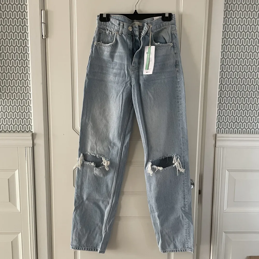 Säljer dessa trendiga jeans som jag glömt lämna tillbaka! De är helt oanvända och har prislappen kvar. Nypris: 599 kr.. Jeans & Byxor.