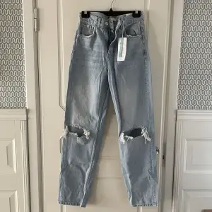 Säljer dessa trendiga jeans som jag glömt lämna tillbaka! De är helt oanvända och har prislappen kvar. Nypris: 599 kr.