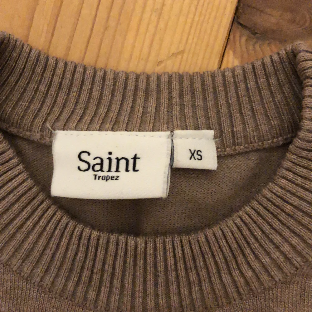 Säljer denna tröja från Åhléns pga att den int kmr till användning. Använd fåtal ggr. Säljer pga att jag ångrar köpet. Köpt för 299 säljer för 220+frakt! Strl XS. Den har lite puffärmar. Tröjor & Koftor.