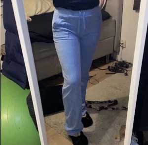 Ljus blåa juicy byxor  - Ett par ljus blåa juicy byxor som knappt kommit till användning och har inga alls defekter.