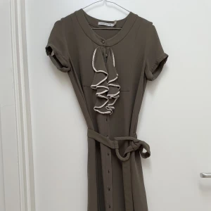 Klänning Victor&Rolf HM - Grön klänning från Victor&Rolf H&M med vit och röda delatjer.  Skärp format som Ett ❤️.  Strl: 36  Köparen står för frakten