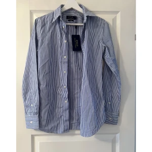 Helt ny Ralph Lauren skjorta Xs - Helt ny Ralph lauren skjorta i storlek 4 (Xs) prislapp finns kvar. 
