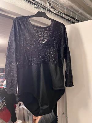 Svart spetsbody - Snygg spetsbody från Boohoo