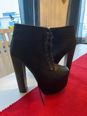 Klackskor  - Jeffrey cambell liknande skor använd 2 ggr, 180kr och strl 37.